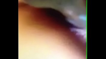 18-тилетняя лолита мастурбирует вульву сидя на берегу водоема